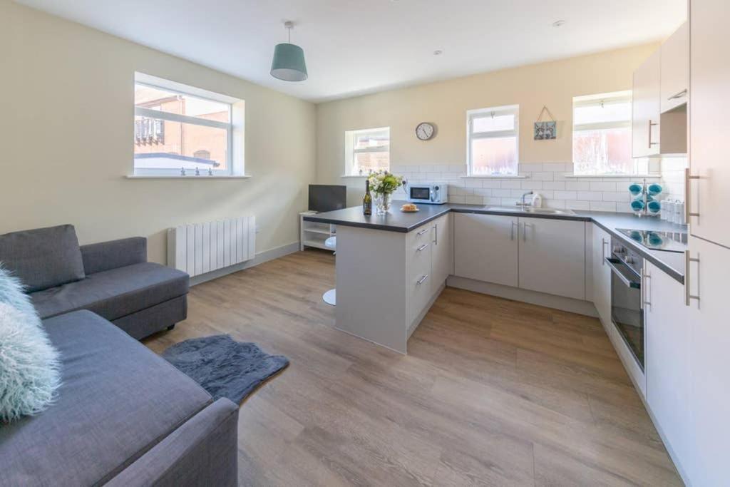 Hereford City Centre - Apartment 4, Isabella House - Modern Apartment In The Heart Of The City - Sleeps 4 Guests - Hosted By Rentmyhouse Екстериор снимка